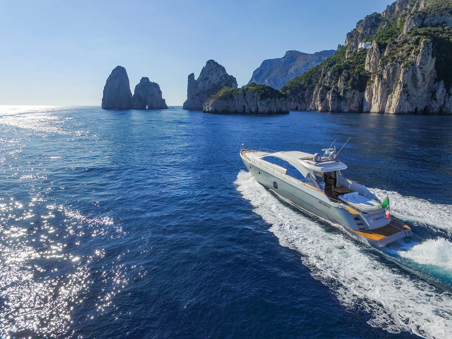 Yacht Aicon 72 in navigazione verso Capri