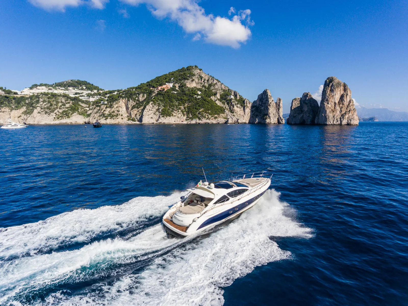 Azimut 55 sailing in the Gulf of Naples