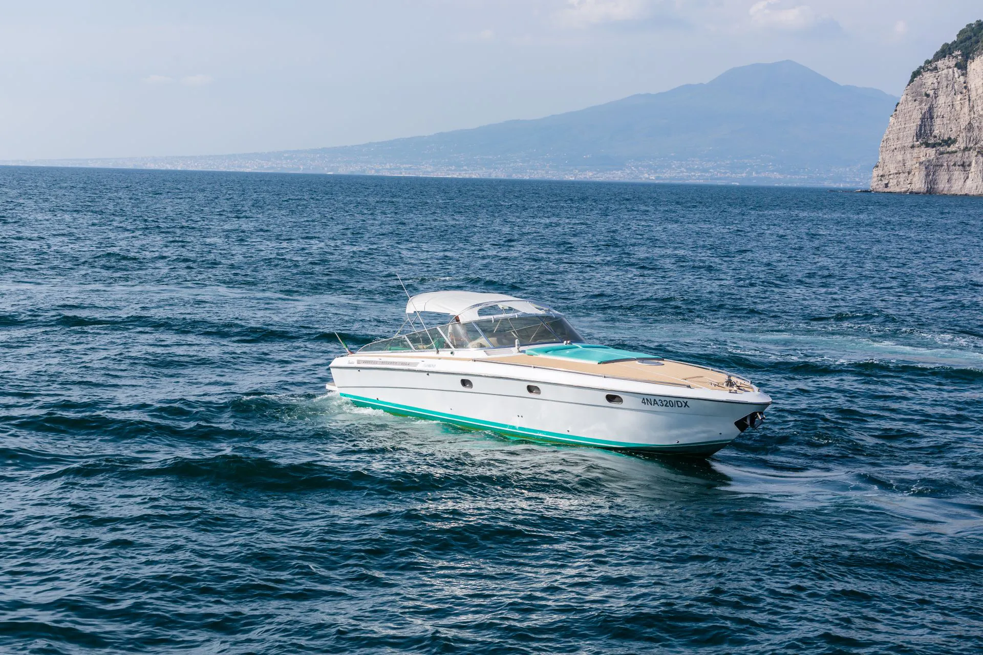 Baia Bimini in navigazione nel Golfo di Napoli