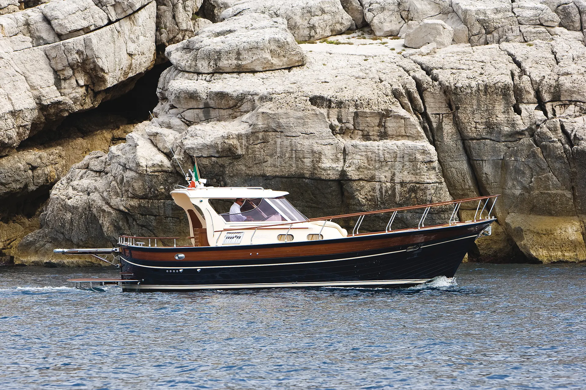 Fratelli Aprea 36 sailing in the Gulf of Naples