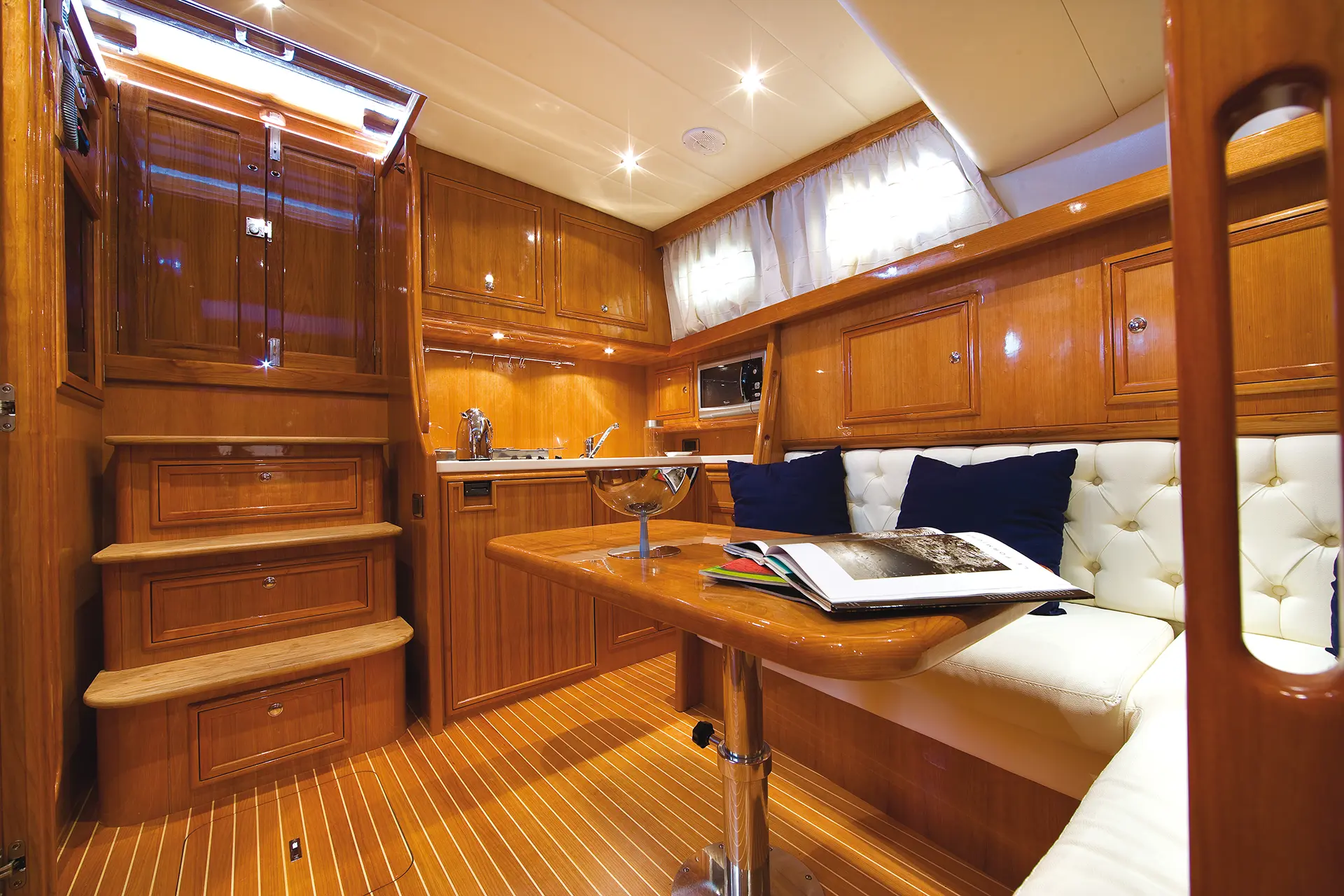 Interiors of the Fratelli Aprea 36, ideal for a day at sea