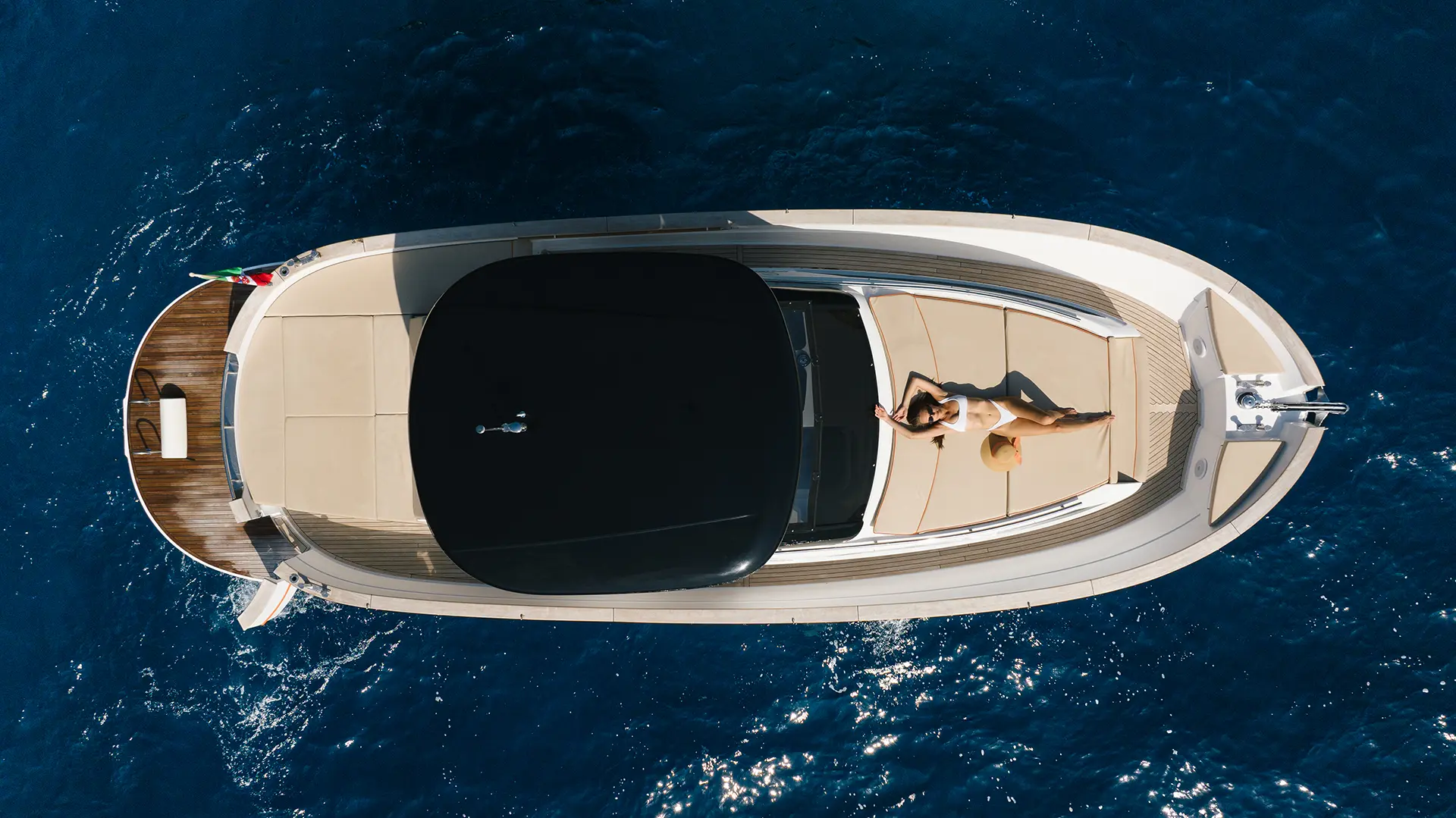 Complete overview of the Apreamare 35 during a tour in the Gulf of Naples