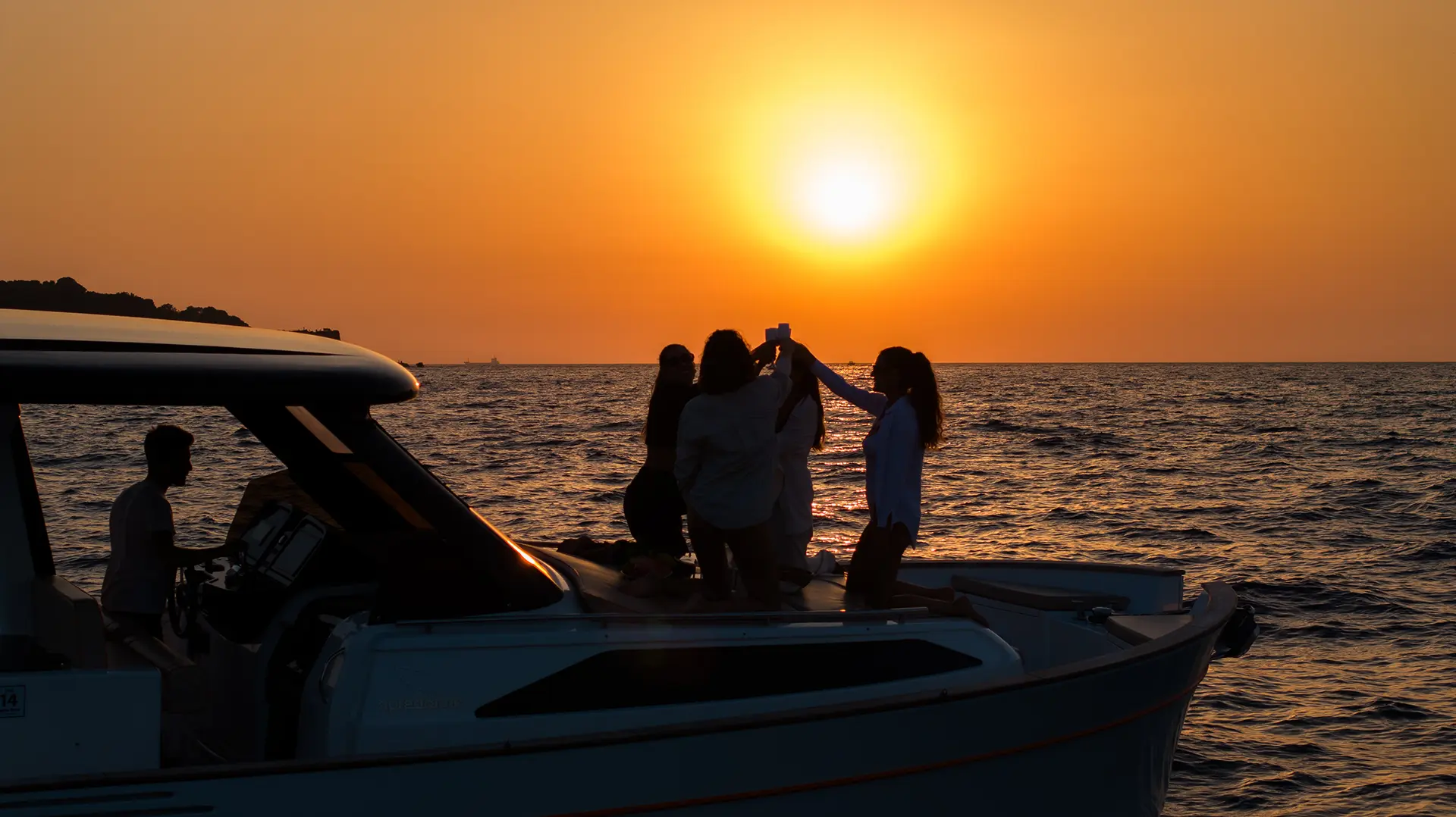 Exclusive aperitif on board the Apreamare 35 during a private sunset experience
