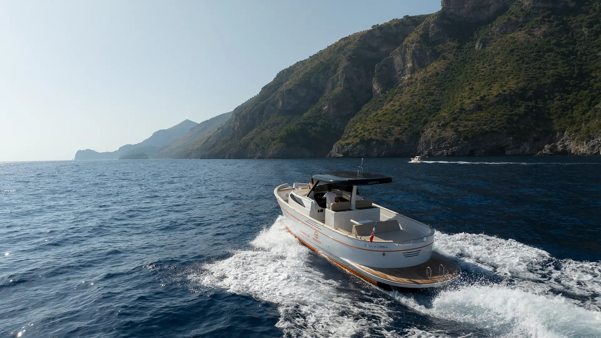 Stern of the Apreamare 35 while cruising