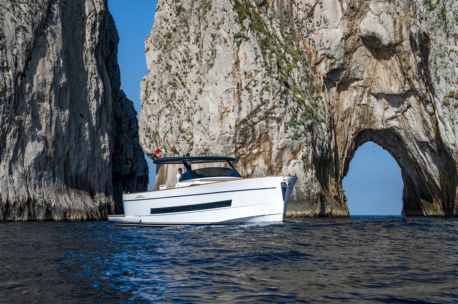 Panoramica dell'Apreamare 45 lungo la costa di Capri