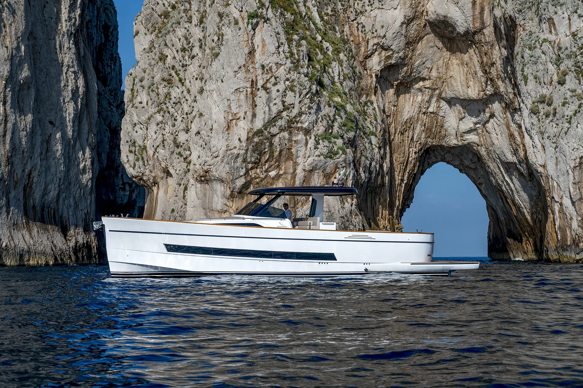 Apreamare 45 in navigazione accanto ai Faraglioni di Capri