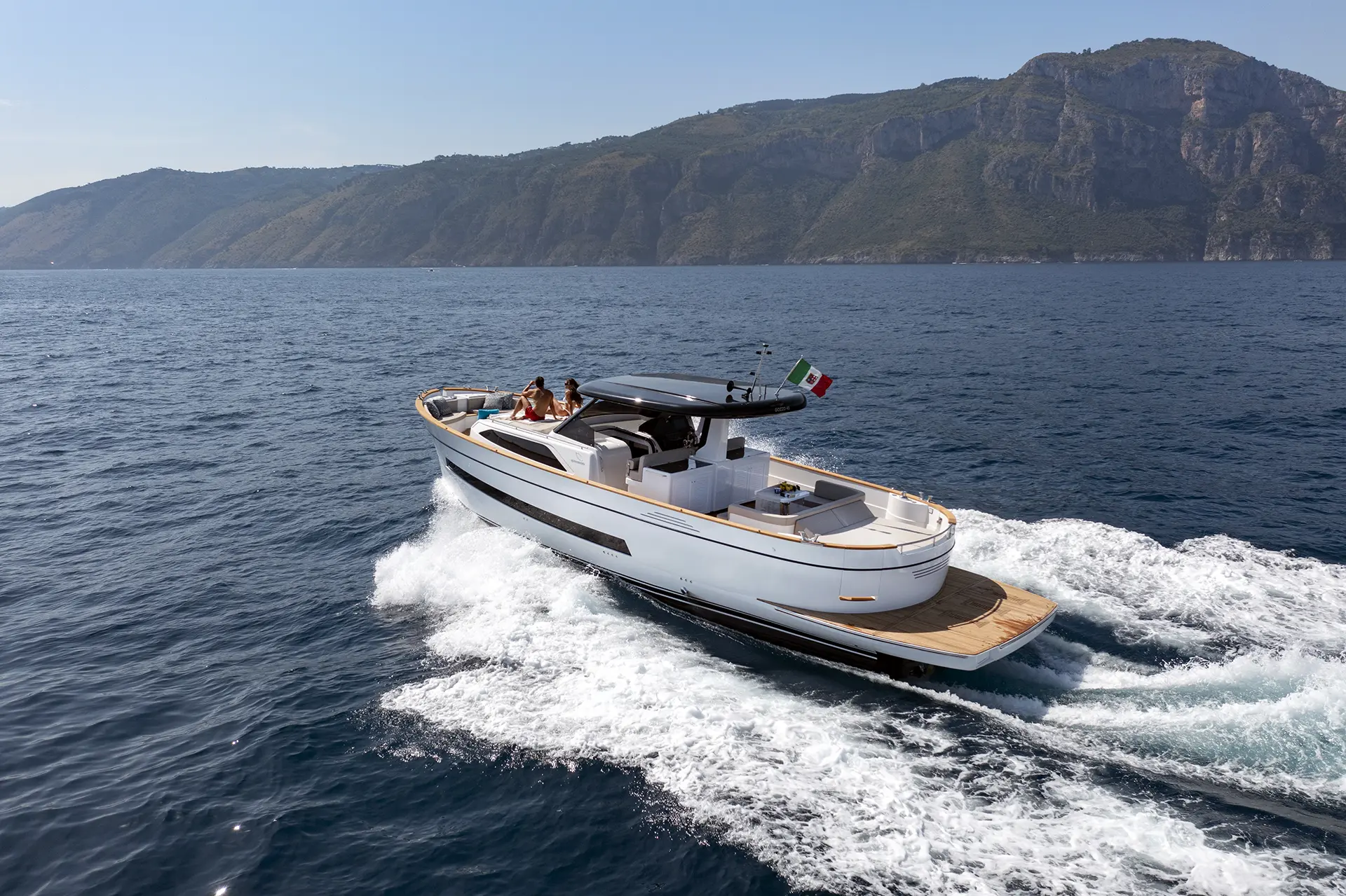 Panoramic cruising of the Apreamare 45 over turquoise waters