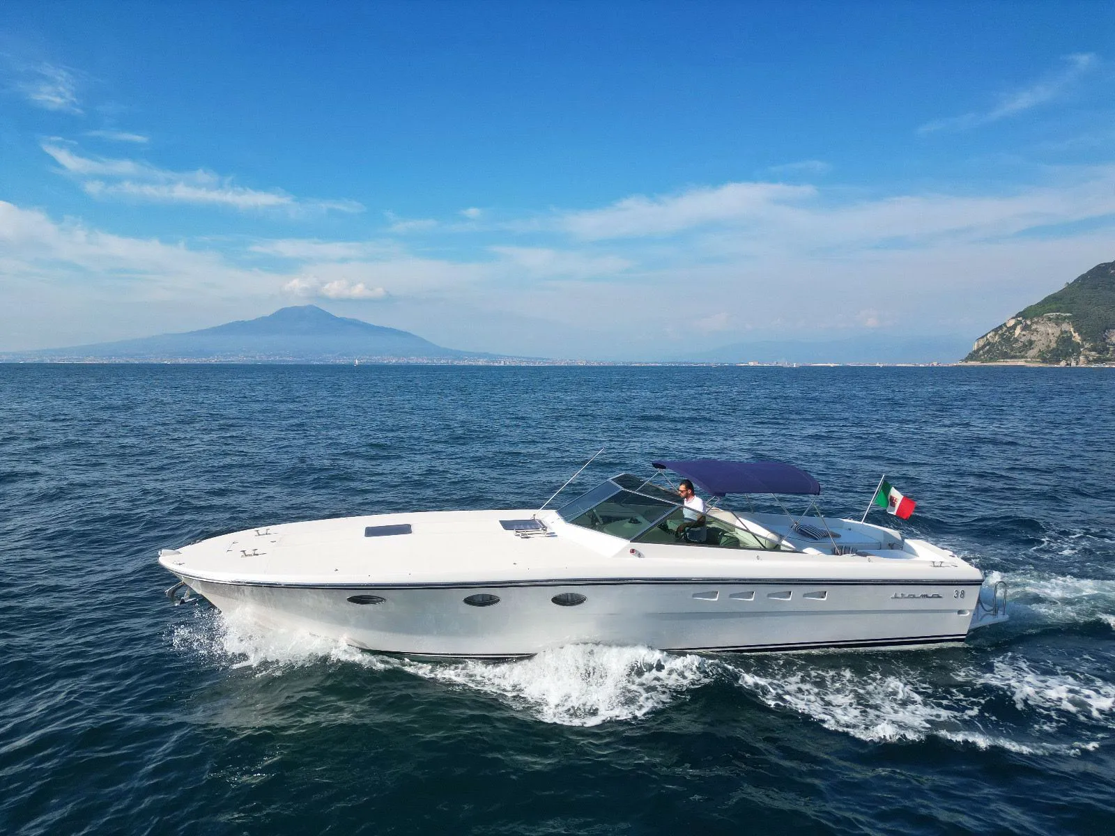 Vista dall'alto dello Yacht Itama 40 durante un tour privato a Capri