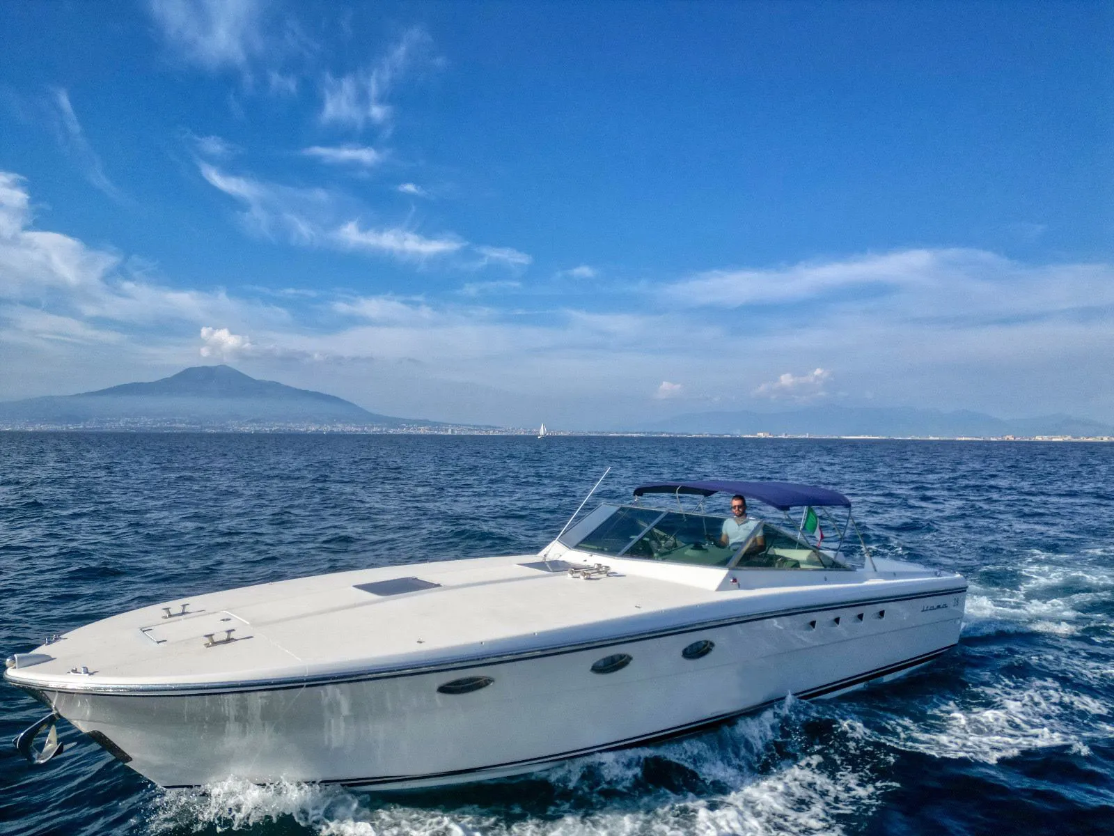 Panoramica dell'Itama 40 durante un tour in barca nel Golfo di Napoli