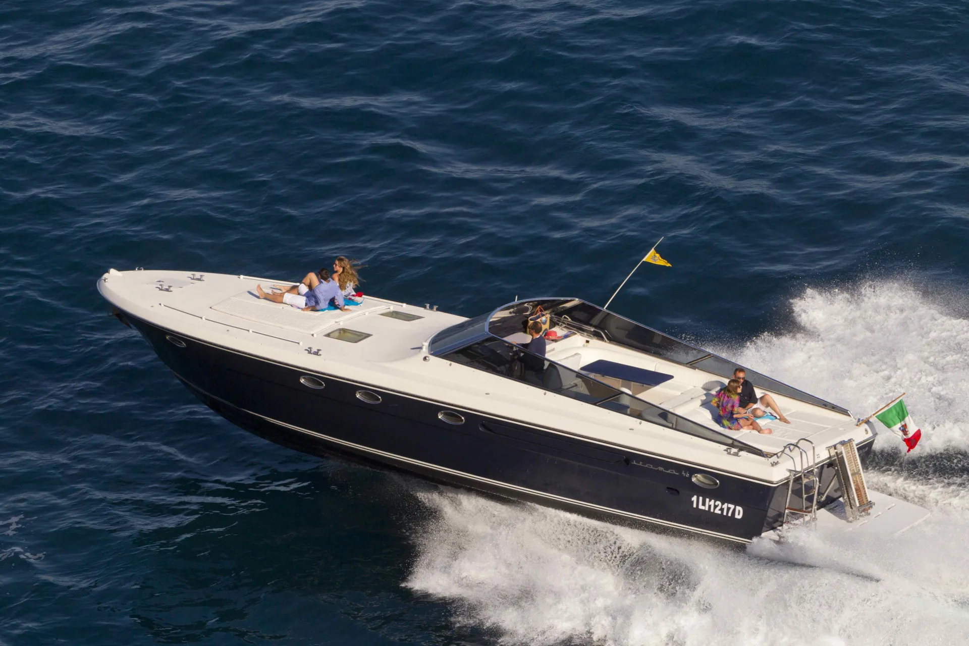 Itama 50 in navigazione durante un tour privato