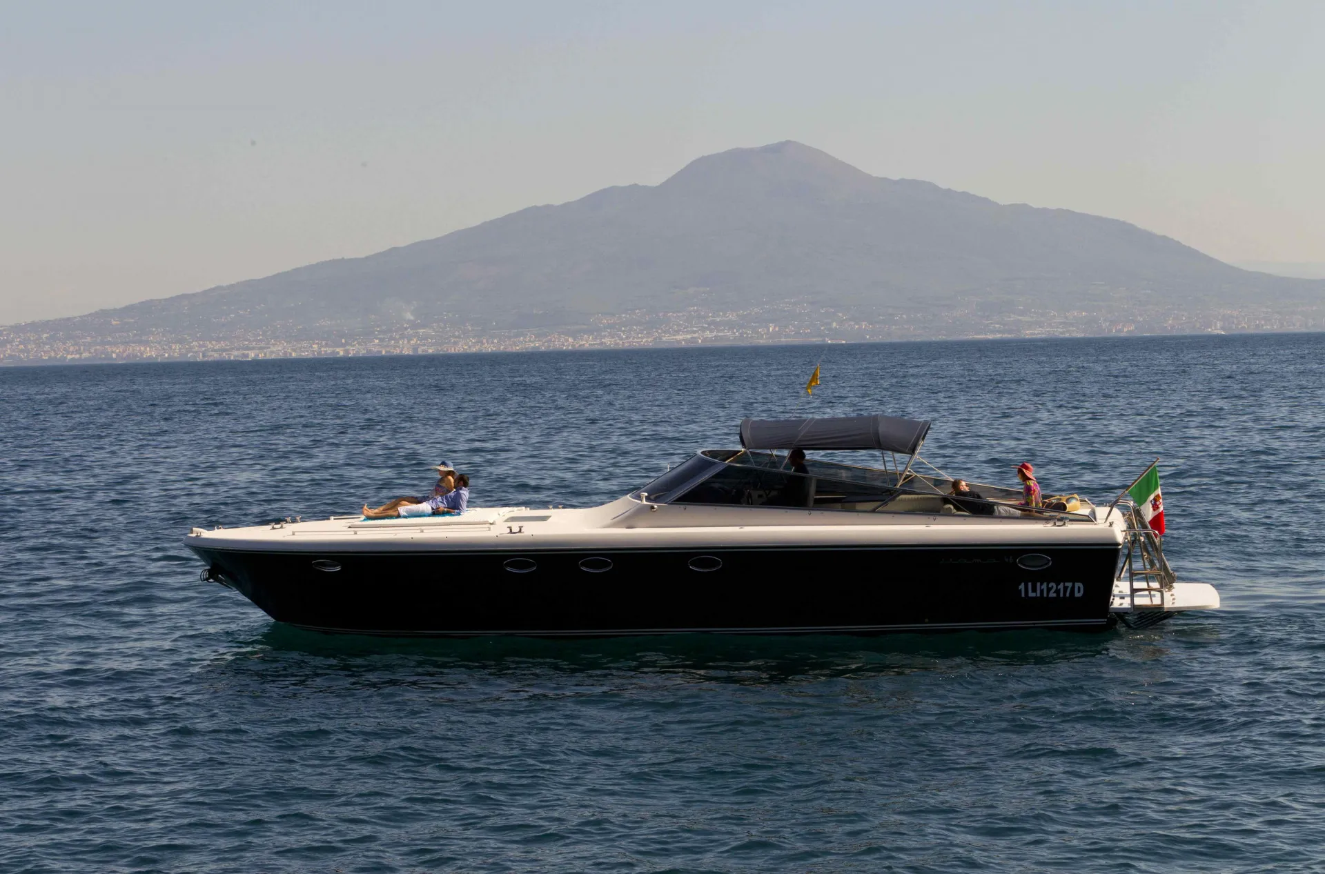 Panoramica dell'Itama 50 durante la navigazione del Golfo di Napoli