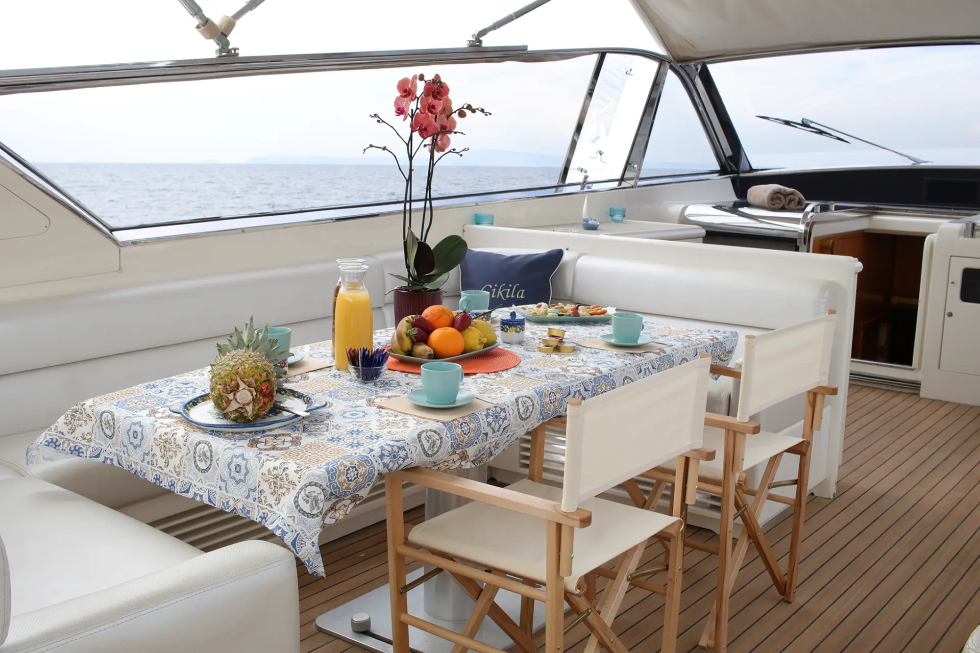 Elegant interiors of the Leopard 72, ideal for a cruise along the coast