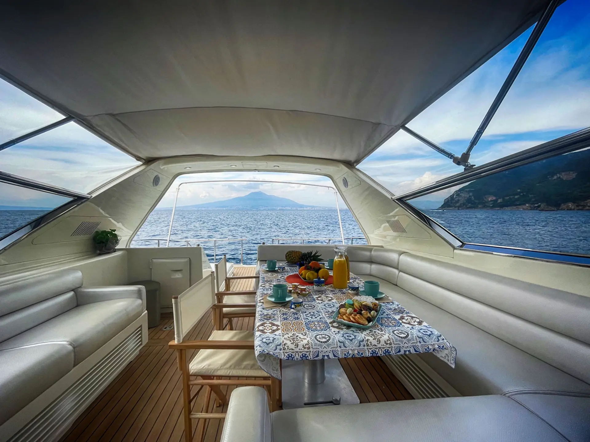 Exclusive breakfast on board the Leopard 72 during a private boat tour