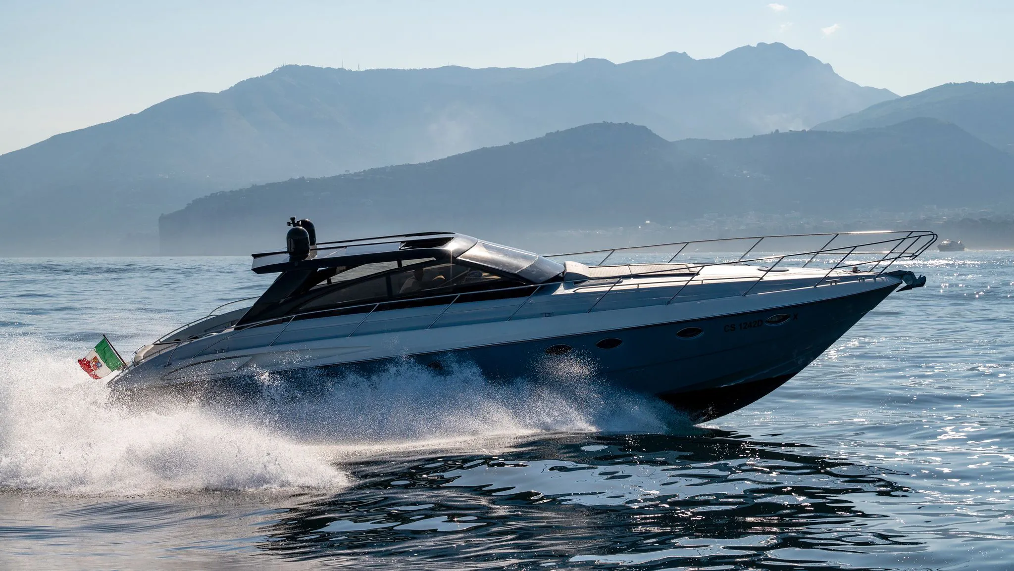 Princess 55 in navigazione nel Golfo di Napoli
