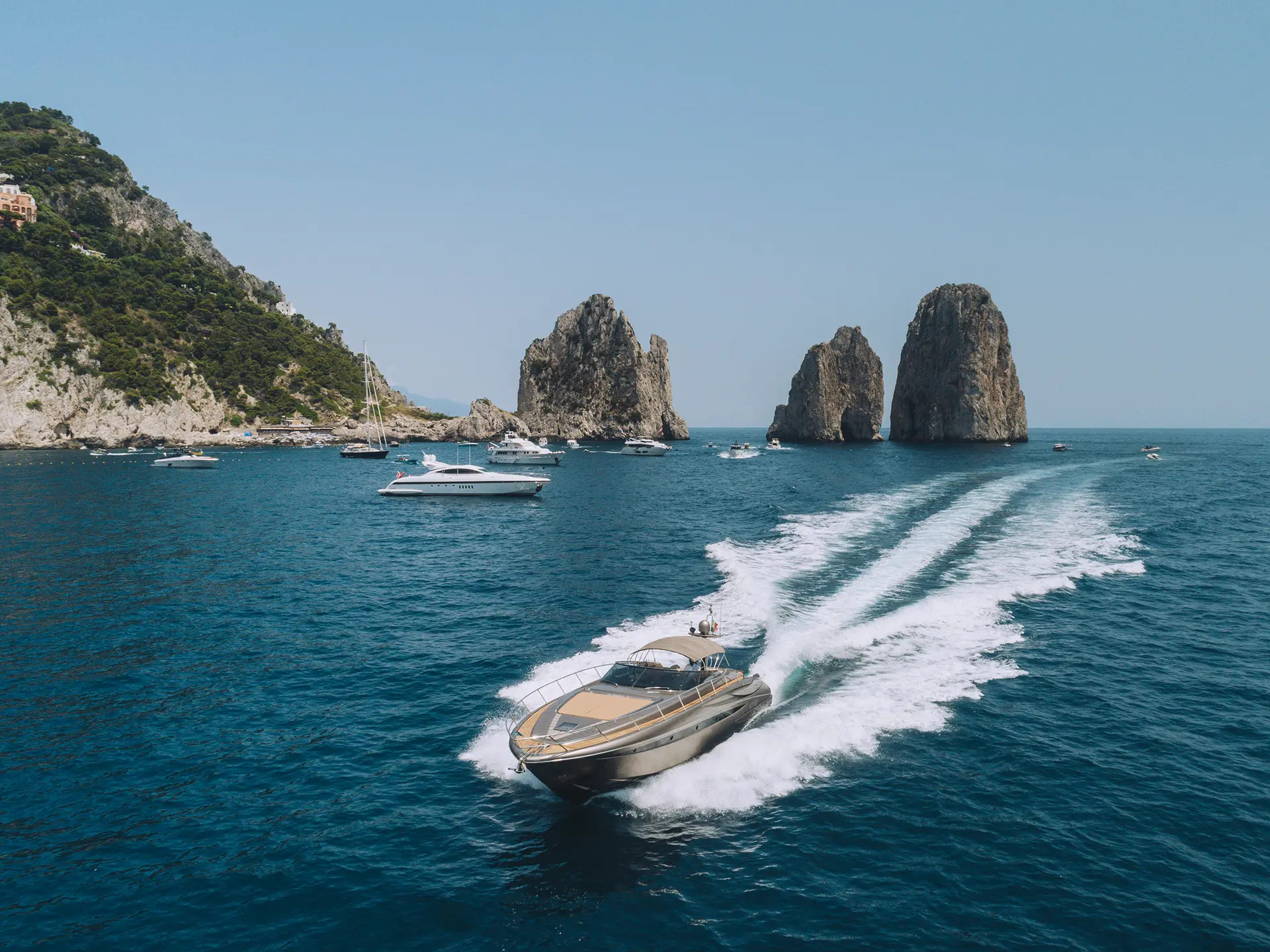 Riva 52 in navigazione accanto ai Faraglioni di Capri