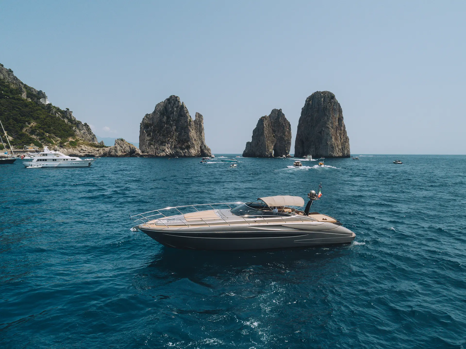 Panoramica del Riva 52 al largo di Capri
