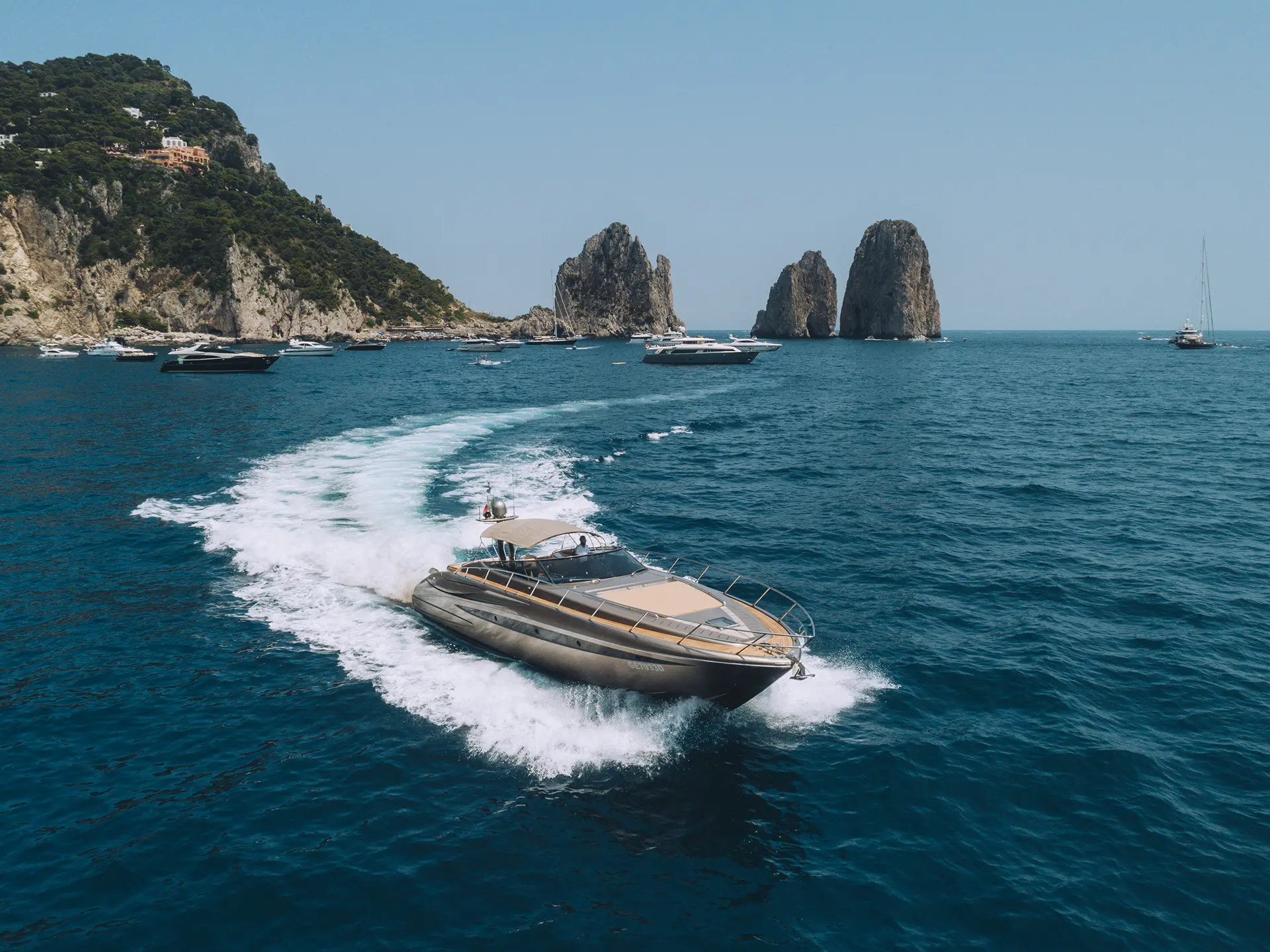 Navigazione di classe del Riva 52 tra le isole del Golfo di Napoli