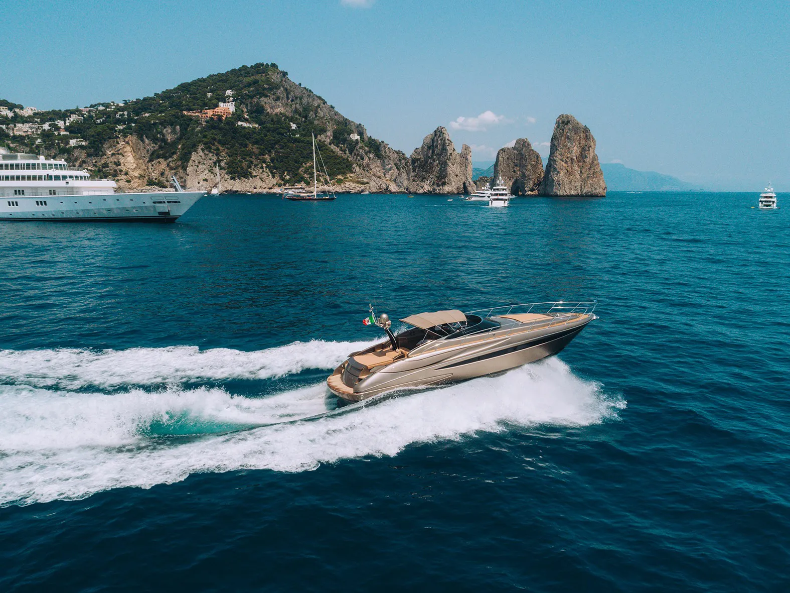 Vista laterale del Riva 52 durante una crociera privata nel Golfo di Napoli