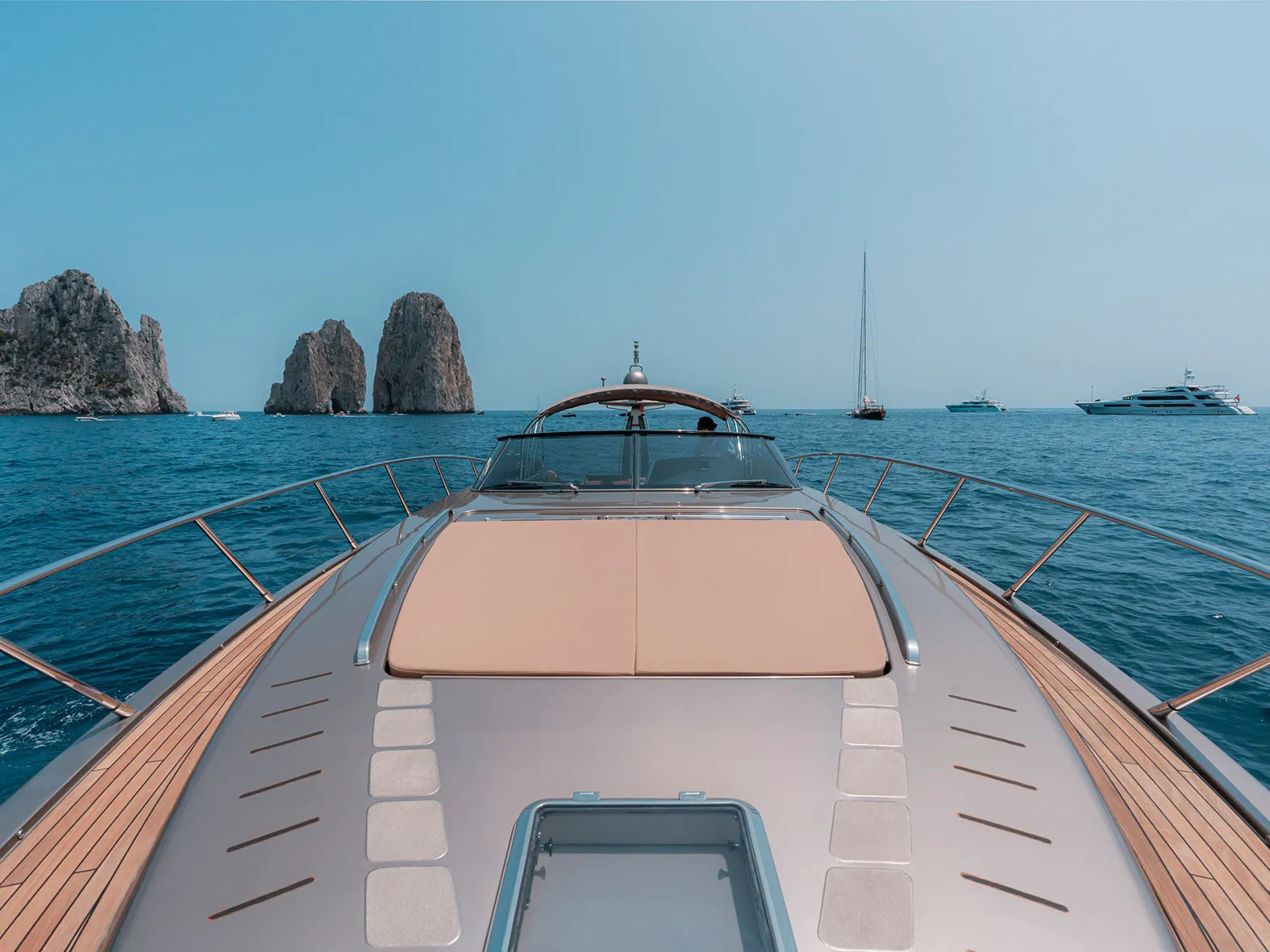 Dettaglio delle prua del Riva 52 durante un tour privato a Capri