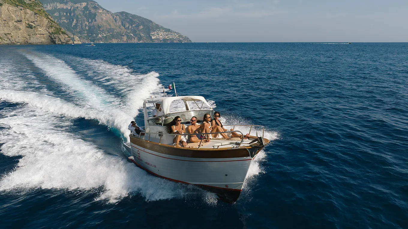 Gruppo di amici si gode un tour privato in barca lungo la Costira Amalfitana