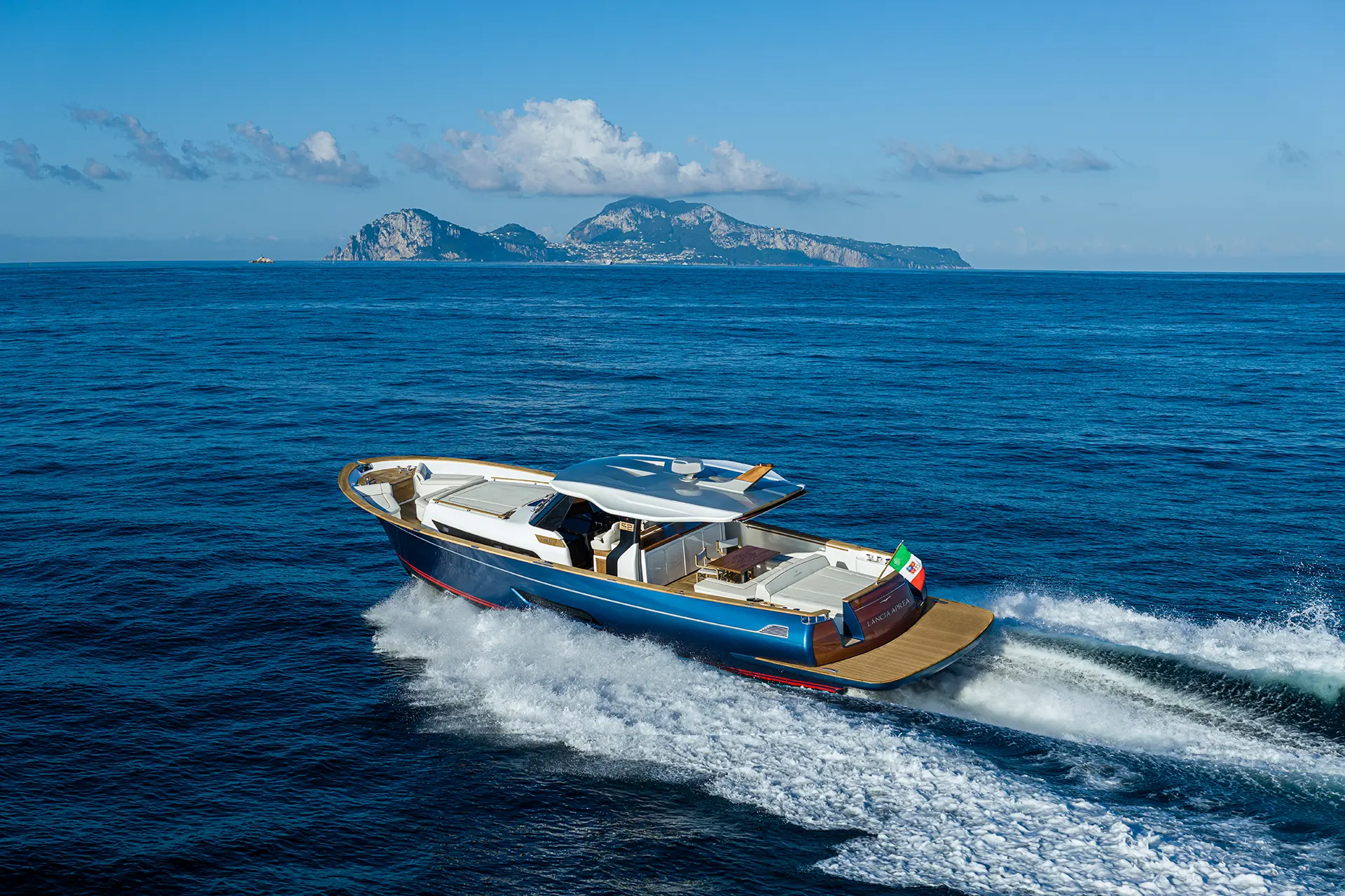 Side view of the Lancia Aprea 52 sailing during a Private boat tour