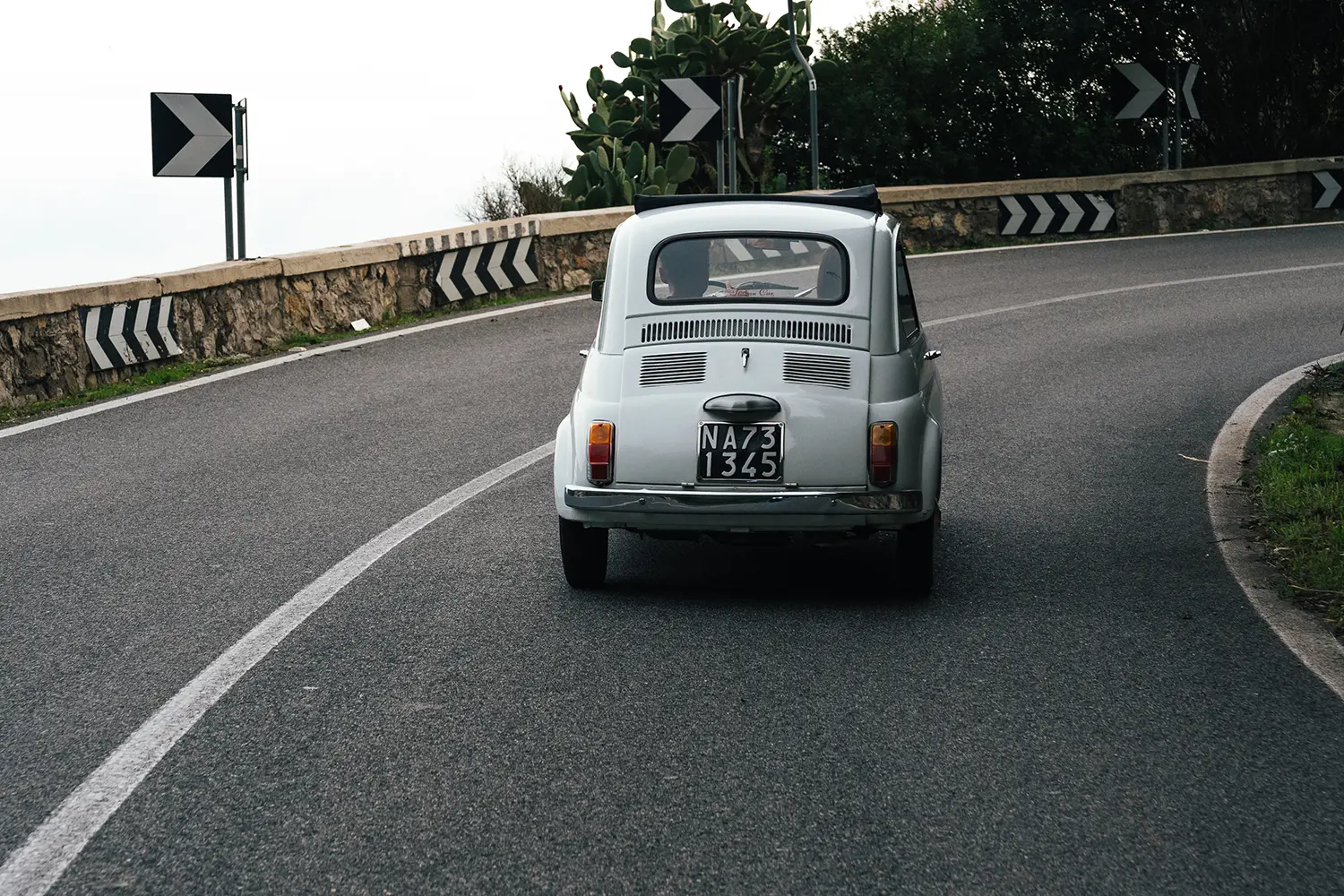 Fiat 500 bianca d'epoca lungo la Costiera Amalfitana