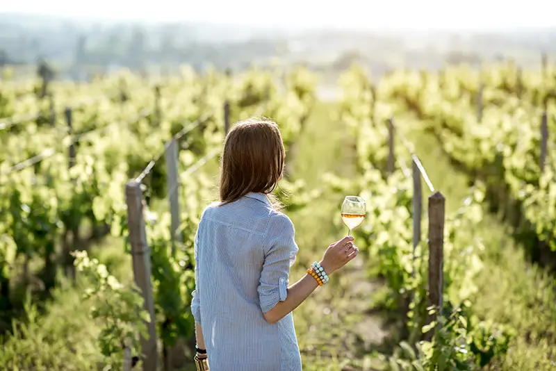 Degustazione all’aperto con donna in vigna e vino del Vesuvio