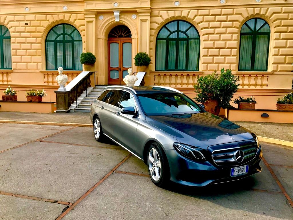 Mercedes con autista per transfer e tour privati da Sorrento
