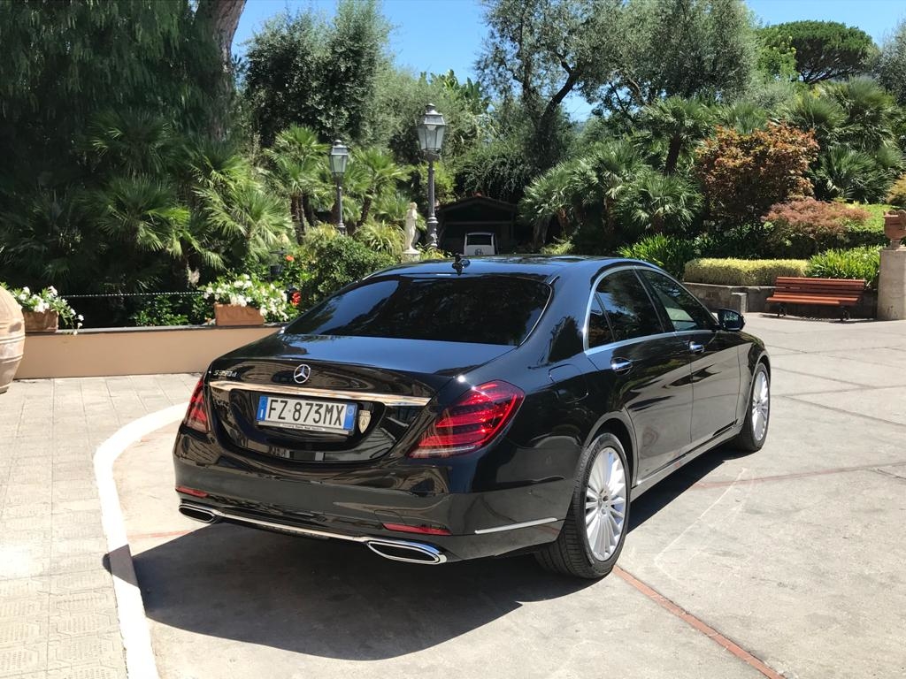 Auto di Lusso con autista per transfer e tour privati