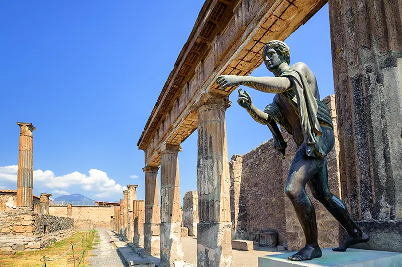 Colonne e templi romani tra le rovine di Pompei
