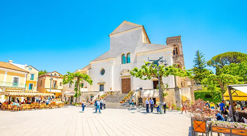 Piazza del Duomo a Ravello con la cattedrale e il campanile medievale