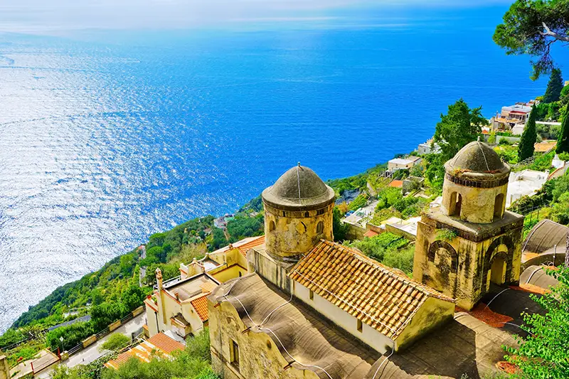 Vista aerea di Ravello immersa nei monti Lattari