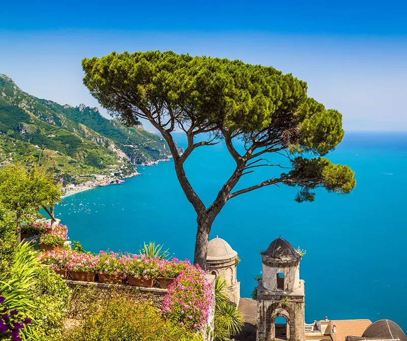 Scorcio di Ravello tra giardini fioriti e architettura storica