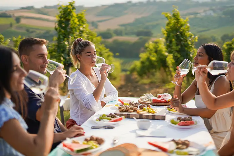 Partecipanti al wine tour mentre assaggiano vini locali