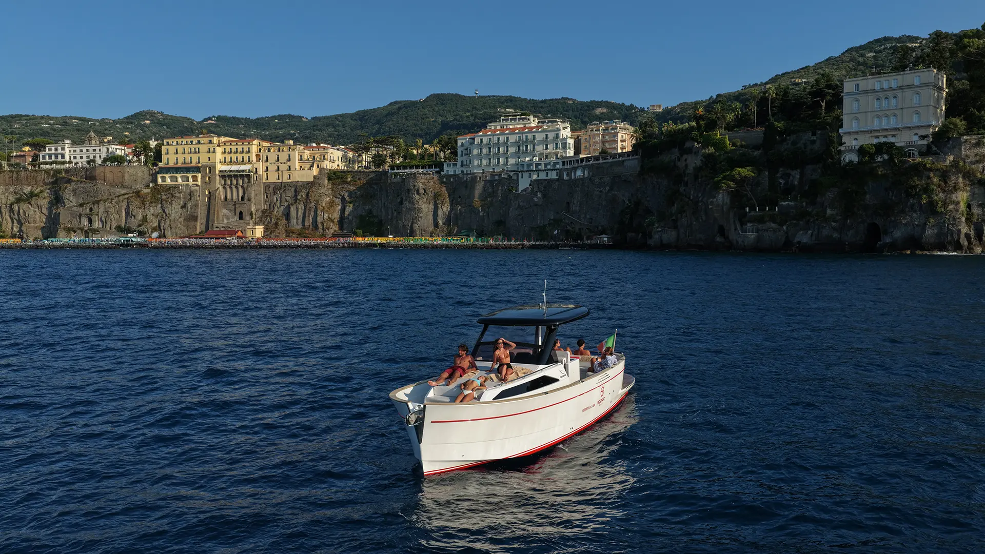 Apreamare 35 fermo al largo di Sorrento