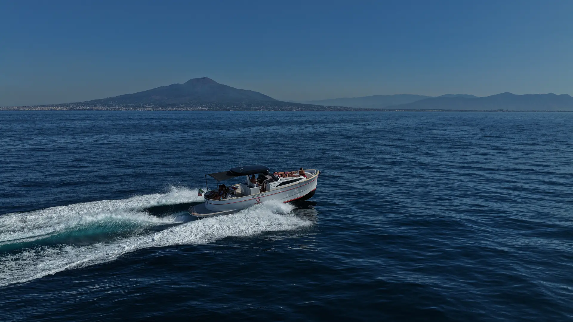 Gozzo Apreamare 35 in navigazione con il Vesuvio sullo sfondo