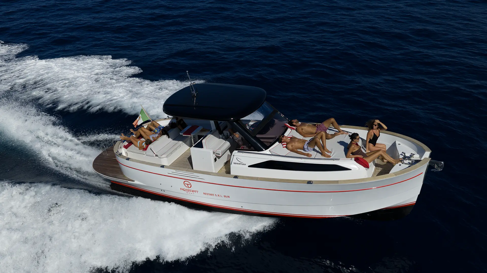 Ospiti a bordo del Gozzo Apreamare 35 durante un tour privato