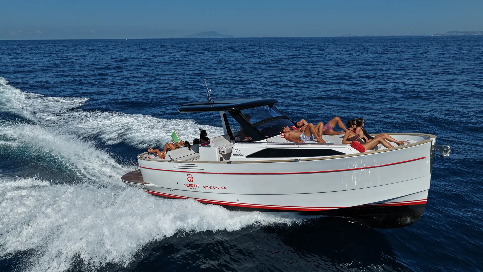 Ospiti a bordo del Gozzo Apreamare 35 durante un tour privato